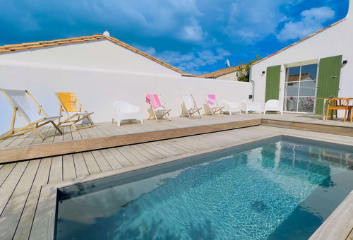 Luxury villa with pool in the center of La Couarde
