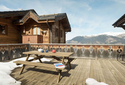 A warm atmosphere in the heart of the resort.
Enjoy the sun on the large...