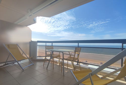 Studio apartment with terrace facing La Baule's beach.