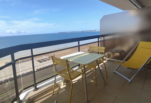 Studio apartment with terrace facing La Baule's beach.