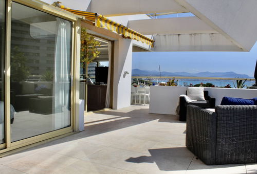 Appartement avec une spacieuse terrasse et vue exceptionnelle sur le Cap...