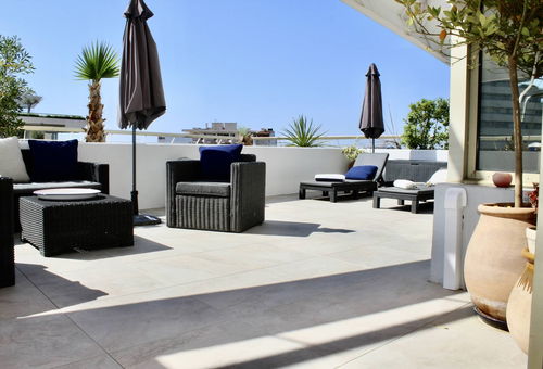 Appartement avec une spacieuse terrasse et vue exceptionnelle sur le Cap...
