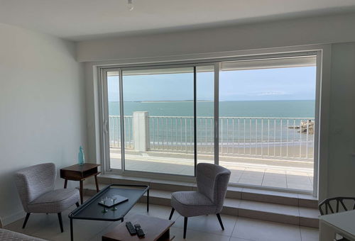 Apartment with a spacious terrace and a panoramic view over the ocean, beach...