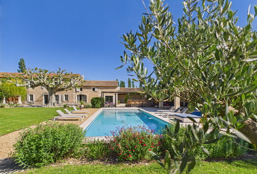 Charming provencal villa in the heart of Les Alpilles in the beautiful...