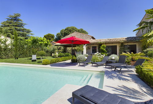 En plein coeur du village d'Eygalière, cette charmante villa rénovée de...