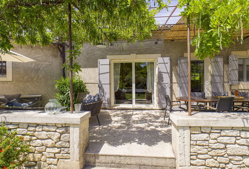 Villa with pool close to Saint Remy de Provence village centre.