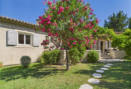 Villa with pool close to Saint Remy de Provence village centre.