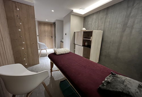 In the heart of Courchevel Village, close to the ski lifts and shops.