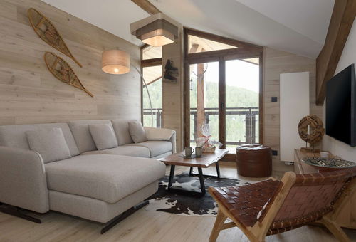 Beautiful new apartment, well-kept decoration, located on the top floor of a...