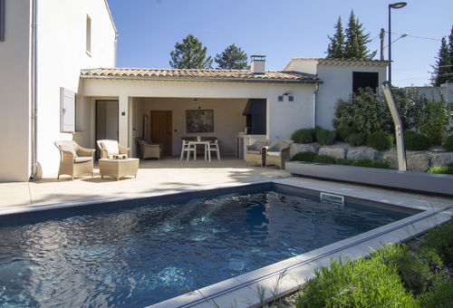 Située à Malaucène belle villa avec piscine.