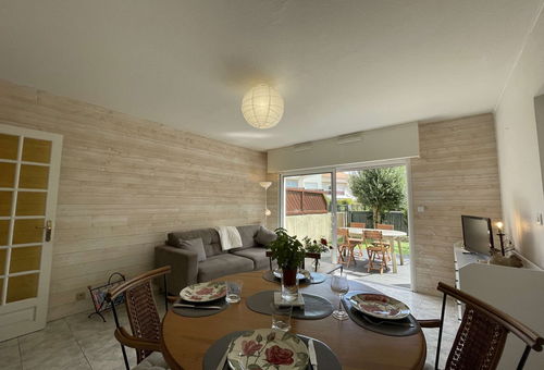 Charming flat in a residence with swimming pool, close to the beach and shops...