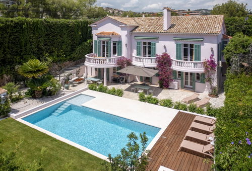 Charmante villa bourgeoise avec piscine dans un écrin de verdure proche de...