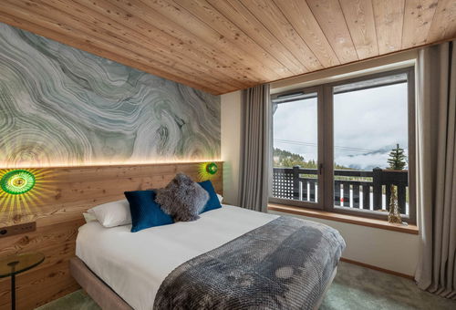 The ski slopes are at the foot of the residence, high end accommodation,...
