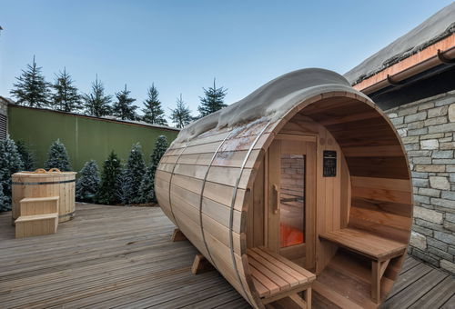 The ski slopes are at the foot of the residence with an access by the ski...