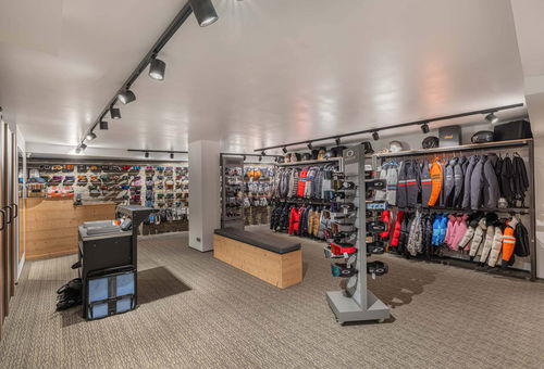 The ski slopes are at the foot of the residence with an access by the ski...