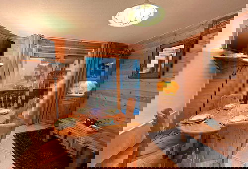 A 150m télésiège du Golf et 150m des commerces, café, restaurants.