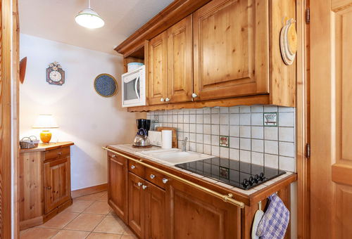 150m from the Golf lift and 200m from shops and restaurants.