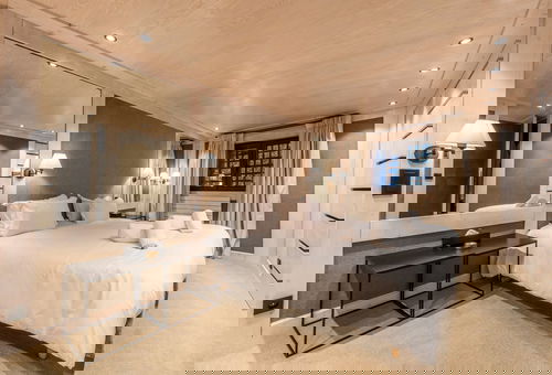 Beautiful luxury apartment, close to the center, offering a large living room...