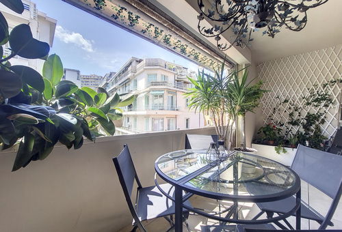 Spacious apartment with three beautiful bedrooms and a beautiful flowered...
