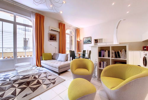 Spacieux appartement dans un bel immeuble bourgeois en plein Carré d'Or et à...
