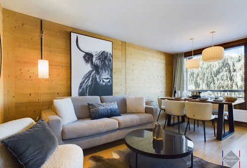 Dual aspect apartment with a superb Valley view
