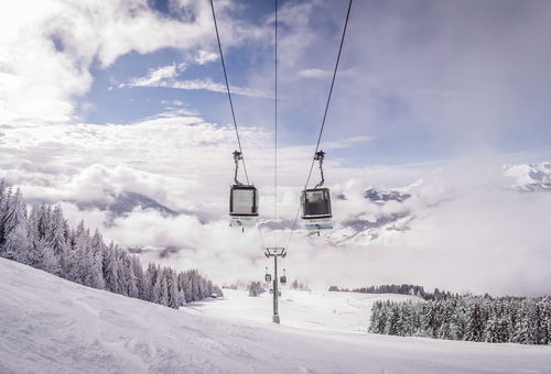 Pleasant apartment 200m from the ski lifts and 15mn walk from the village...