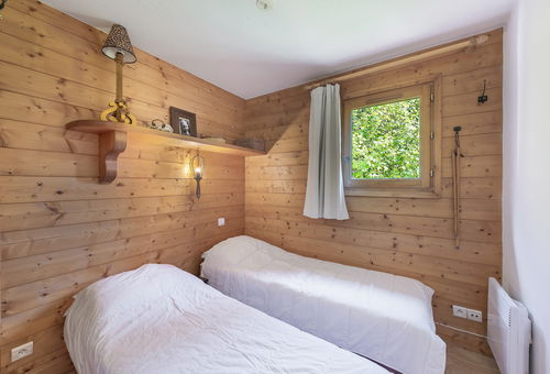 Pleasant apartment with south-west facing terrace close to shops and slopes -...