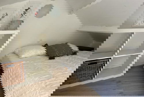 Entre le Marché et le Casino, à 300 m de la plage.