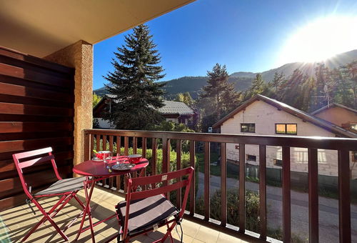 400m from the slopes of l'Aravet and 400m from the village centre.