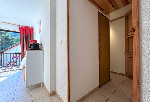 400m from the slopes of l'Aravet and 400m from the village centre.