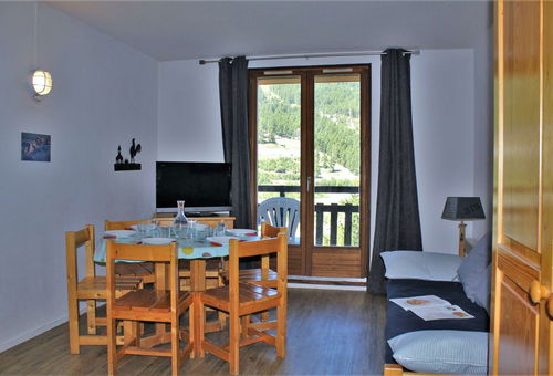 Risoul 1850 (05) – Lower resort area – Résidence Le...
