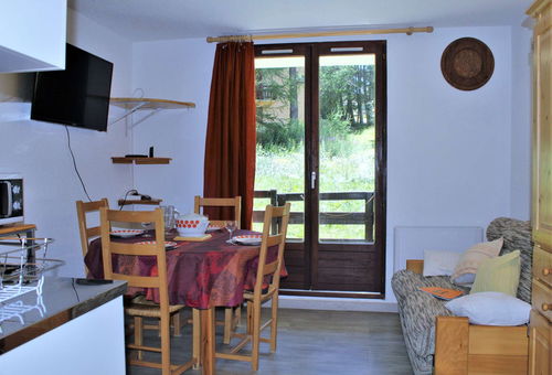 Risoul 1850 (05) – Lower resort area – Résidence Le Chamois Apartment...