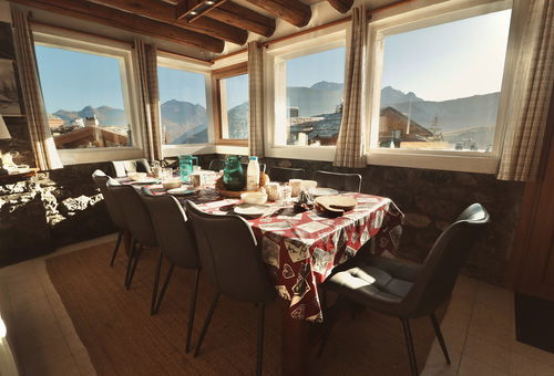 Situé dans le quartier Bellecôte à Courchevel 1850.
