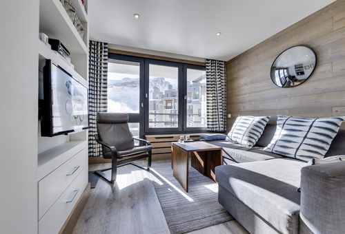 In the center of Tignes Val Claret, close to shops and 50m from the slopes.