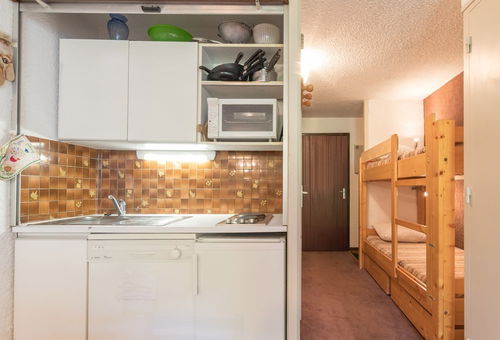 Bois des coqs, Chantemerle. (05) Apartment 305 Rental with exposed balcony...