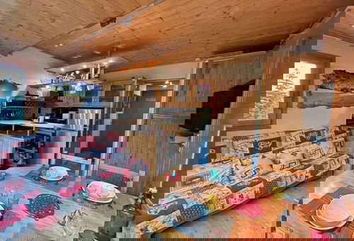 A environ 200m des pistes. Piscine durant la saison d'été.