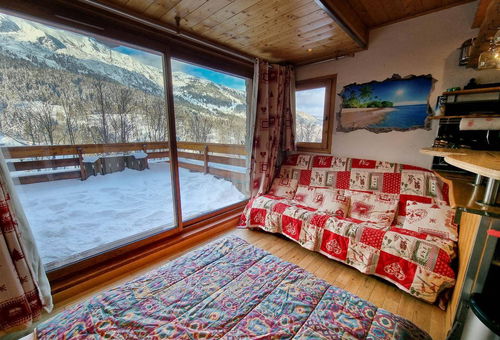 200m from the ski slopes. Pool during the summer season.