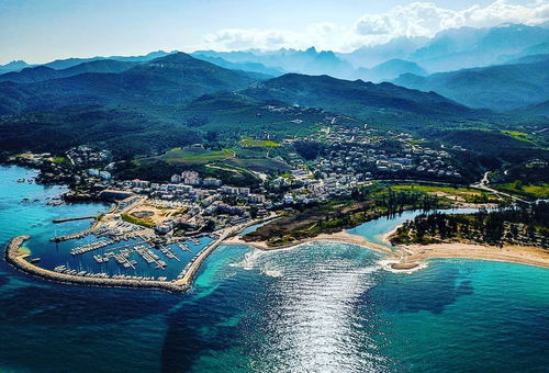 This stylish, tastefully decorated apartment will seduce you with its lovely...