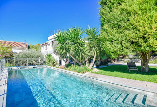 Très belle villa avec piscine avec une double vue exceptionnelle sur la mer...