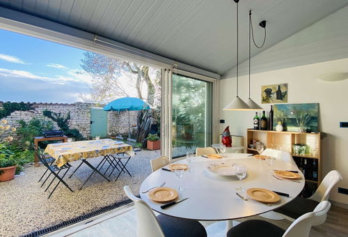 Pretty house with garden, pool and parking