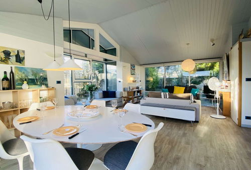 Pretty house with garden, pool and parking