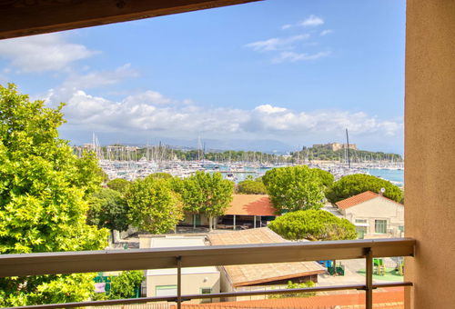 Located at the entrance of Antibes old city - Sea view.