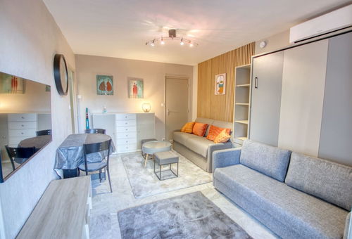 10' walk from the beach - Antibes.