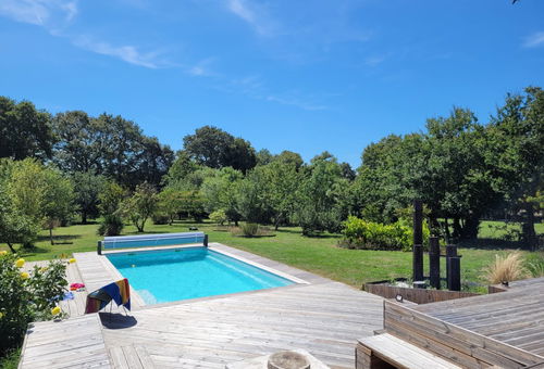Jolie maison contemporaine : piscine chauffée, ping pong, barbecue.