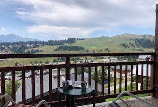 Apartment close to the resort centre and a blue run to the Carrets car park -...