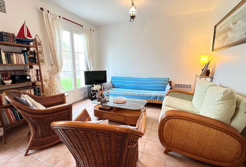 Pretty single storey villa with pleasant garden.