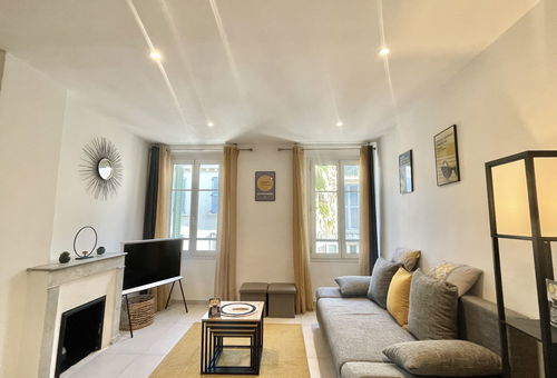Greyson apartment 3' from Palais