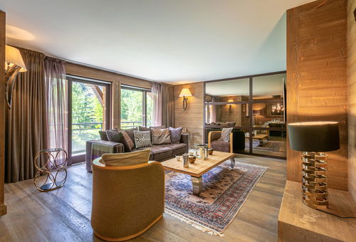 4 luxury rooms of 100 m2 which can accommodate 6 people On the 1st floor of...