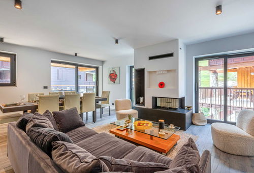 Ski-in/Ski-out apartment with a large south facing terrace with view onto the...
