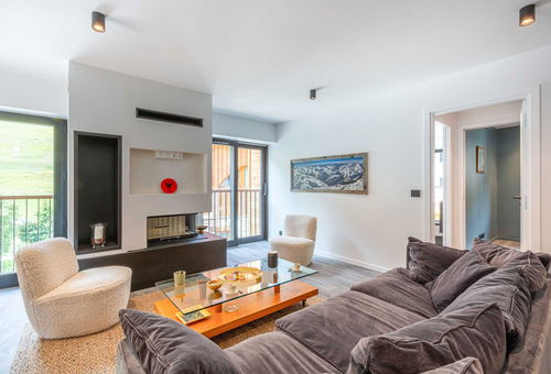 Ski-in/Ski-out apartment with a large south facing terrace with view onto the...